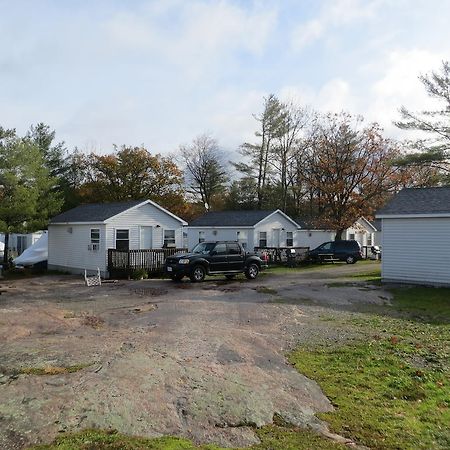 Halls Cottages Honey Harbor Екстер'єр фото