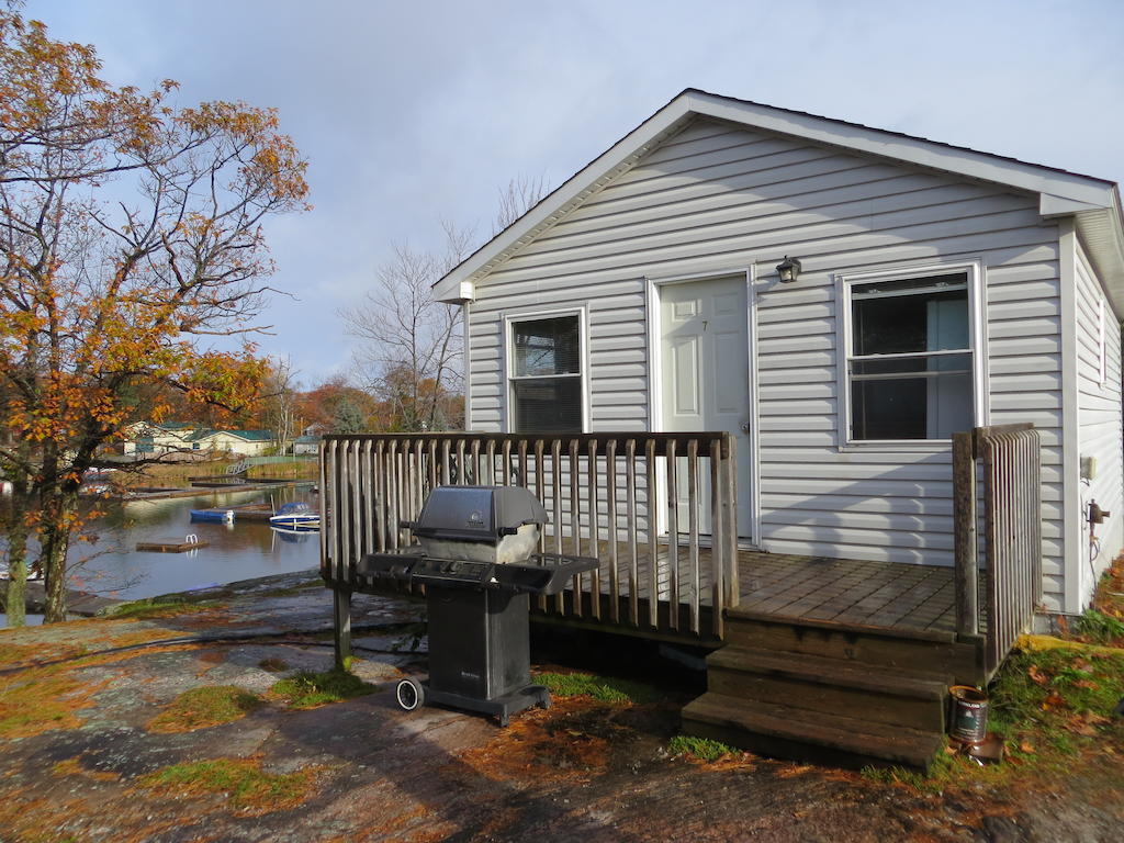 Halls Cottages Honey Harbor Екстер'єр фото